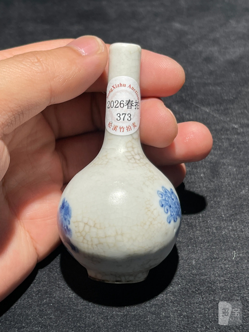 清晚期 浆胎青花狮子纹小天球瓶一对 - 图4